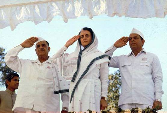 बाल चरखा से आयरन लेडी तक, 20 तस्वीरों में देखें इंदिरा की जिंदगी