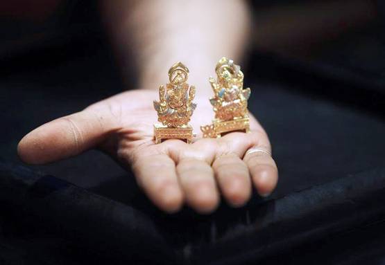 Dhanteras 2018: धनतेरस पर ना लाएं लक्ष्मी मां की ऐसी मूर्ति-चित्र, बनी रहेगी पैसों की तंगी