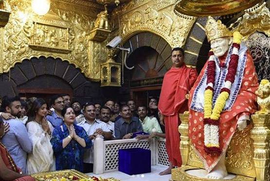 शिल्पा शेट्टी ने साईं बाबा को चढ़ाया सोने का मुकुट, पति भी थे साथ