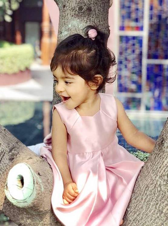 रवीना टंडन ने दी असिन की बेटी को टॉय कार, यूं कर रहीं ड्राइव