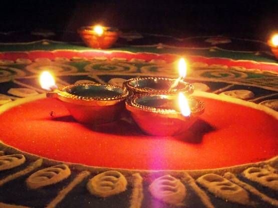 Diwali 2018: धन प्राप्ति के लिए दिवाली की रात करें इन मंत्रों का जाप