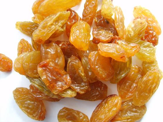 क्या किशमिश को पानी में भिगोकर खाना ज्यादा फायदेमंद होता है?