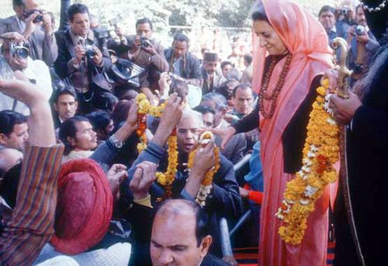 बाल चरखा से आयरन लेडी तक, 20 तस्वीरों में देखें इंदिरा की जिंदगी