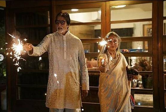 परिवार संग अमिताभ बच्चन ने मनाई दिवाली, जलाई फुलझड़ी
