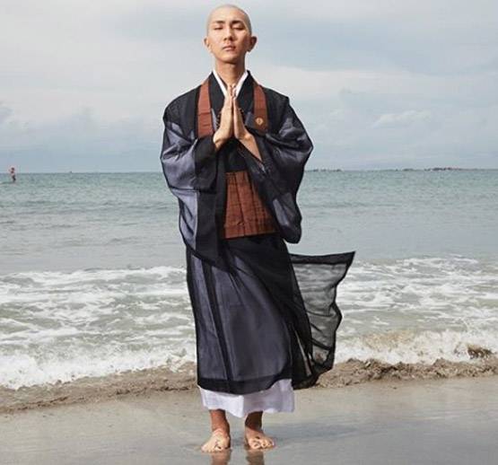 फेमस मेकअप आर्टिस्ट है गे बौद्ध भिक्षु, पॉप स्टार तक इनके फैन