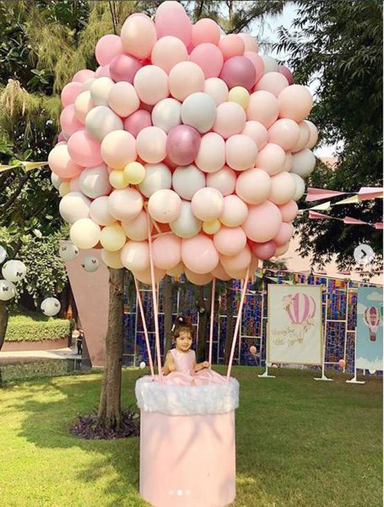 रवीना टंडन ने दी असिन की बेटी को टॉय कार, यूं कर रहीं ड्राइव