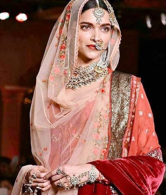 लाल साड़ी में दीपिका, छाते से ब्राइडल लुक छिपाती दिखीं, PHOTOS