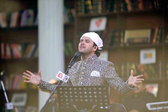 साहित्य आजतक: जावेद के तराने, पीयूष के फसाने, ऐसा रहा पहला दिन