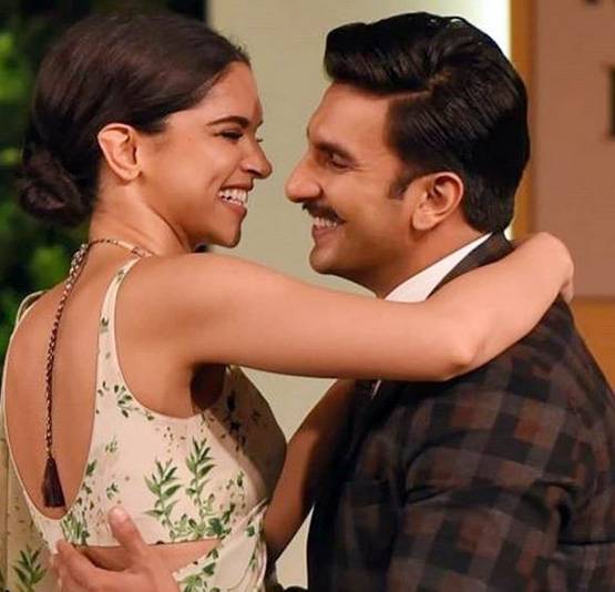 लाल साड़ी में दीपिका, छाते से ब्राइडल लुक छिपाती दिखीं, PHOTOS