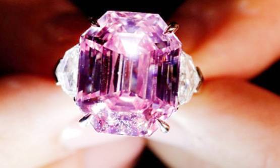 जानिए- 100 साल पुराने पिंक हीरे की खासयित, करोड़ों में हुआ नीलाम