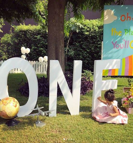 रवीना टंडन ने दी असिन की बेटी को टॉय कार, यूं कर रहीं ड्राइव