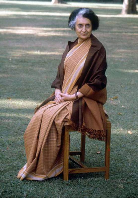 बाल चरखा से आयरन लेडी तक, 20 तस्वीरों में देखें इंदिरा की जिंदगी
