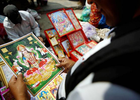 Dhanteras 2018: धनतेरस पर ना लाएं लक्ष्मी मां की ऐसी मूर्ति-चित्र, बनी रहेगी पैसों की तंगी