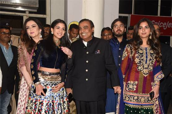 प्रियंका चोपड़ा की संगीत सेरेमनी की तस्वीरें, पहुंचे मुकेश अंबानी