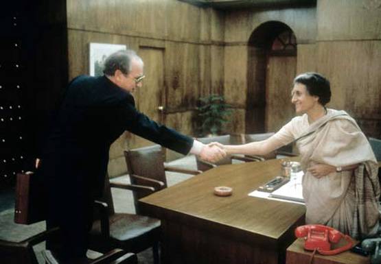 बाल चरखा से आयरन लेडी तक, 20 तस्वीरों में देखें इंदिरा की जिंदगी