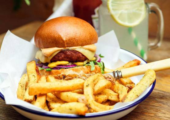 अब शाकाहारी भी ले सकेंगे 'बीफ' का मजा, आ गया ब्लीडिंग बर्गर