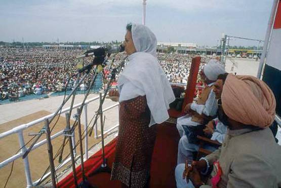 बाल चरखा से आयरन लेडी तक, 20 तस्वीरों में देखें इंदिरा की जिंदगी