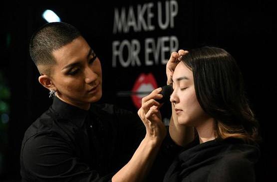 फेमस मेकअप आर्टिस्ट है गे बौद्ध भिक्षु, पॉप स्टार तक इनके फैन