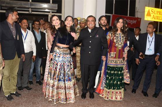 प्रियंका चोपड़ा की संगीत सेरेमनी की तस्वीरें, पहुंचे मुकेश अंबानी