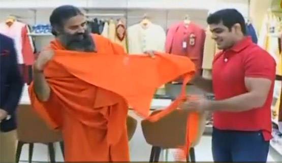ब्रांडेड हुआ लंगोट, रामदेव ने लॉन्च किया पतंजलि परिधान