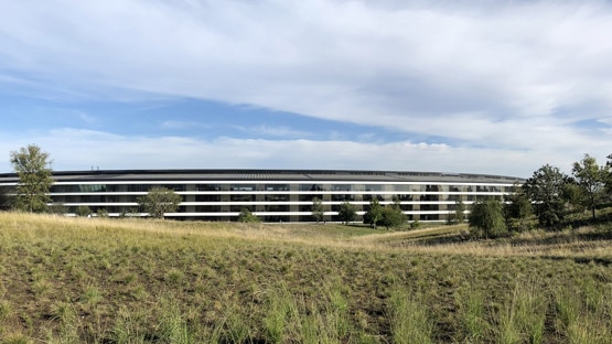 PICS: देखें कैसा है ऐपल पार्क में मौजूद स्टीव जॉब्स थिएटर