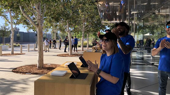 PICS: देखें कैसा है ऐपल पार्क में मौजूद स्टीव जॉब्स थिएटर