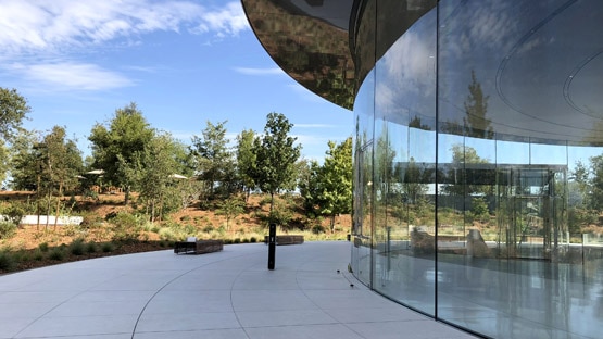 PICS: देखें कैसा है ऐपल पार्क में मौजूद स्टीव जॉब्स थिएटर