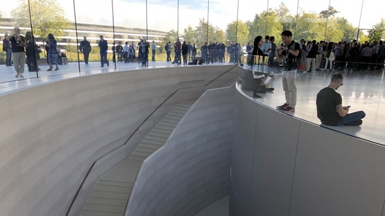 PICS: देखें कैसा है ऐपल पार्क में मौजूद स्टीव जॉब्स थिएटर