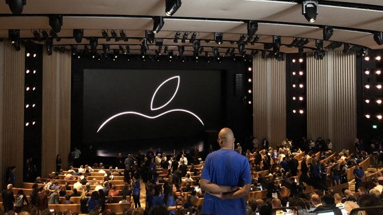 PICS: देखें कैसा है ऐपल पार्क में मौजूद स्टीव जॉब्स थिएटर