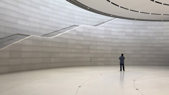 PICS: देखें कैसा है ऐपल पार्क में मौजूद स्टीव जॉब्स थिएटर