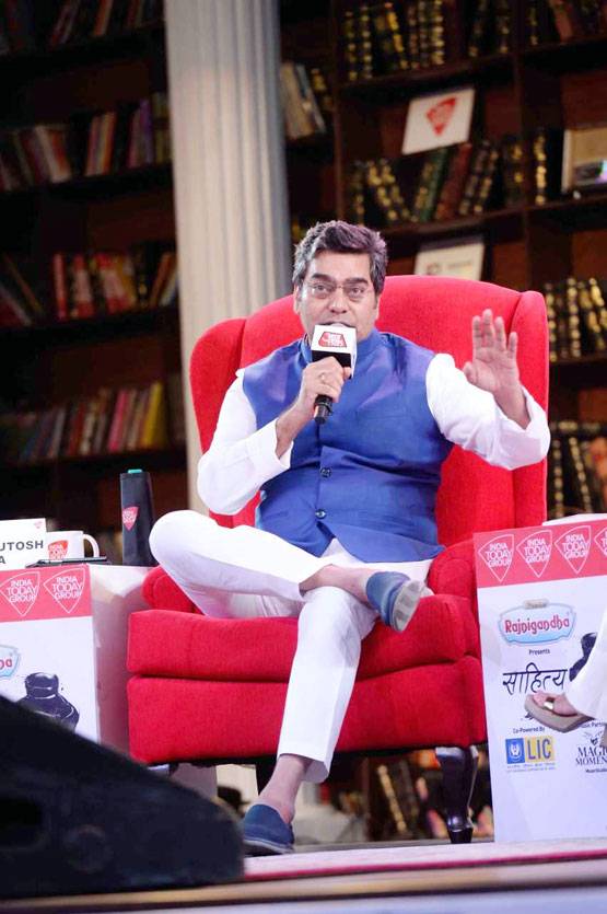 तस्वीरों में साहित्य आजतक का तीसरा दिन, अन्नू कपूर ने खोले कई राज