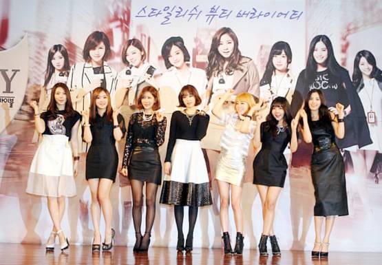 आईशैडो, नेलपॉलिश और लिपिस्टिक के टुकड़े क्यों कर रहीं लड़कियां