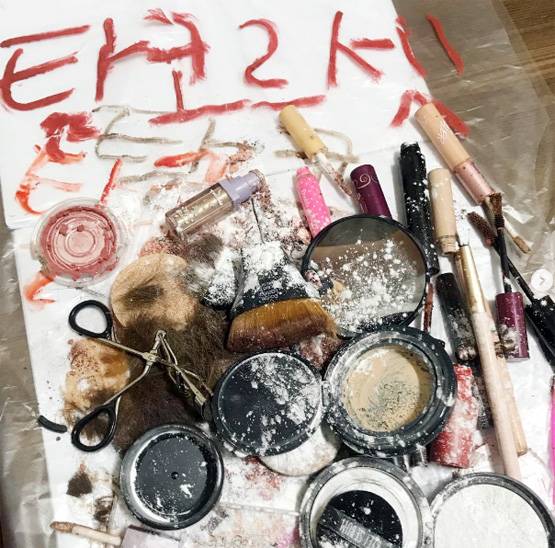 आईशैडो, नेलपॉलिश और लिपिस्टिक के टुकड़े क्यों कर रहीं लड़कियां