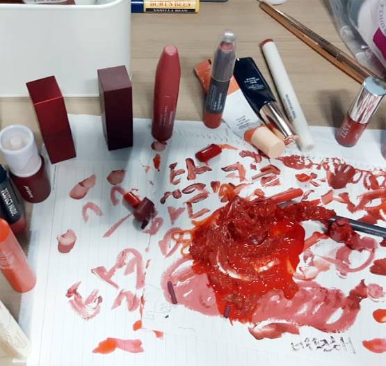 आईशैडो, नेलपॉलिश और लिपिस्टिक के टुकड़े क्यों कर रहीं लड़कियां