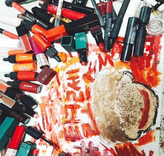 आईशैडो, नेलपॉलिश और लिपिस्टिक के टुकड़े क्यों कर रहीं लड़कियां