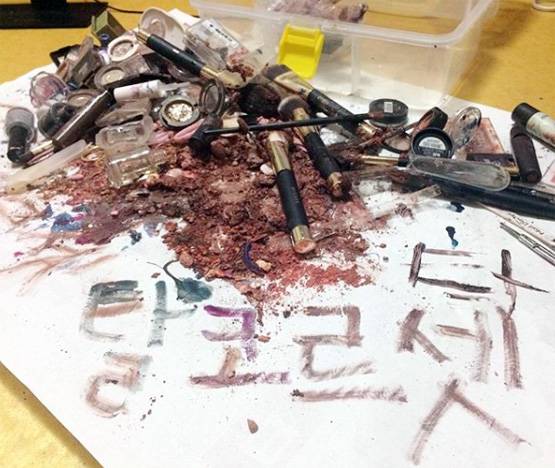 आईशैडो, नेलपॉलिश और लिपिस्टिक के टुकड़े क्यों कर रहीं लड़कियां