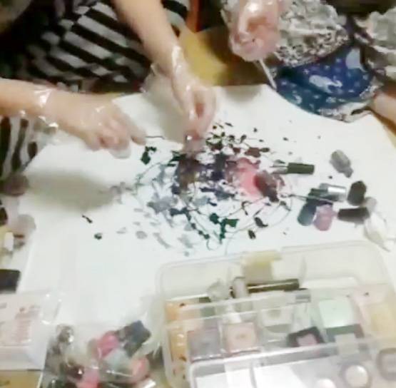 आईशैडो, नेलपॉलिश और लिपिस्टिक के टुकड़े क्यों कर रहीं लड़कियां