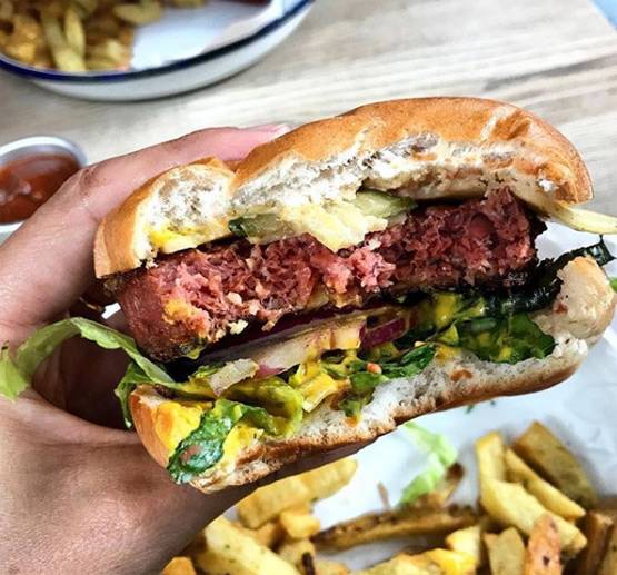 अब शाकाहारी भी ले सकेंगे 'बीफ' का मजा, आ गया ब्लीडिंग बर्गर