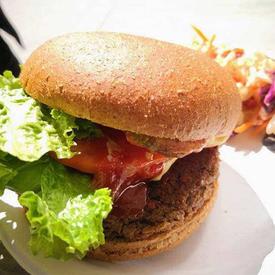 अब शाकाहारी भी ले सकेंगे 'बीफ' का मजा, आ गया ब्लीडिंग बर्गर