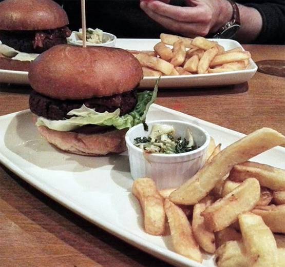 अब शाकाहारी भी ले सकेंगे 'बीफ' का मजा, आ गया ब्लीडिंग बर्गर