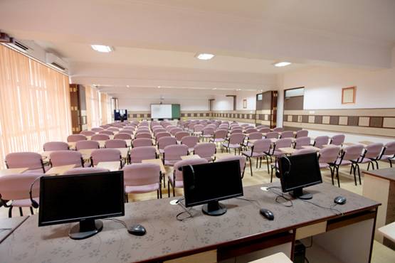 UP में दुनिया का सबसे बड़ा स्कूल, 300 रुपये कर्ज लेकर हुआ था शुरू