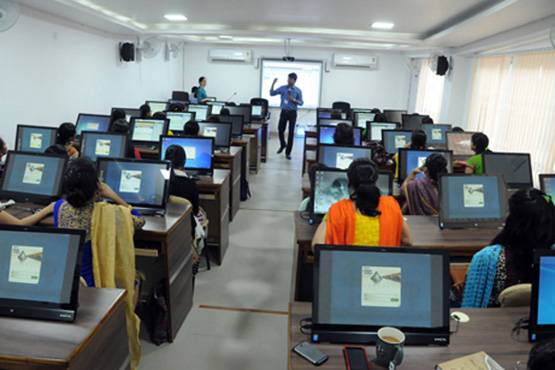 UP में दुनिया का सबसे बड़ा स्कूल, 300 रुपये कर्ज लेकर हुआ था शुरू