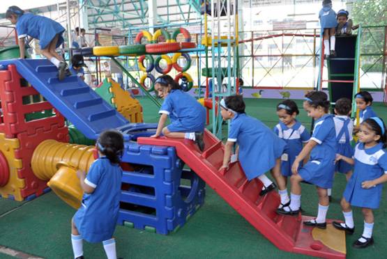 UP में दुनिया का सबसे बड़ा स्कूल, 300 रुपये कर्ज लेकर हुआ था शुरू