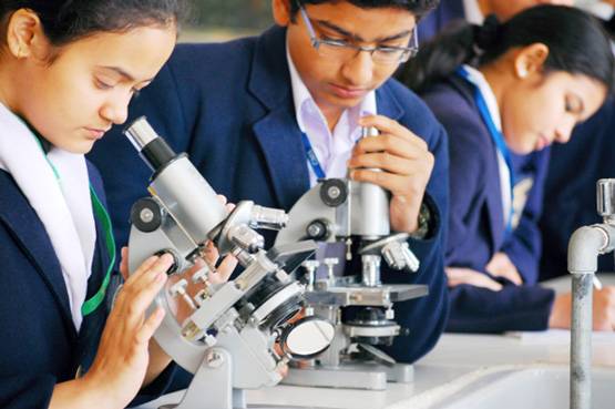 UP में दुनिया का सबसे बड़ा स्कूल, 300 रुपये कर्ज लेकर हुआ था शुरू