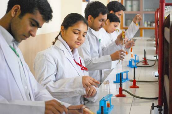 UP में दुनिया का सबसे बड़ा स्कूल, 300 रुपये कर्ज लेकर हुआ था शुरू