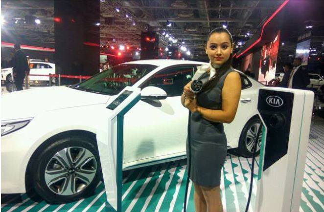 ई-वाहनों पर पूरा फोकस, देश में खुलेंगे 6500 चार्जिंग स्टेशन