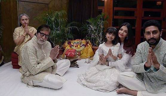 परिवार संग अमिताभ बच्चन ने मनाई दिवाली, जलाई फुलझड़ी