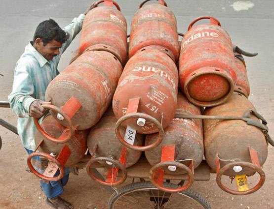LPG सिलेंडर करना है सरेंडर, तो घर बैठे ऐसे करें अप्लाई
