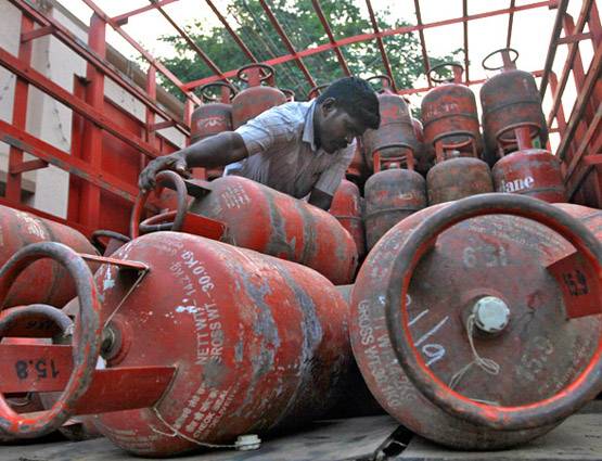 LPG सिलेंडर करना है सरेंडर, तो घर बैठे ऐसे करें अप्लाई