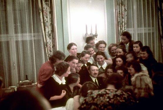 हिटलर और यहूदी बच्ची की दोस्ती की कहानी, सामने आई 1933 की फोटो